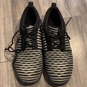 Nike black/white/grey lines sneakers